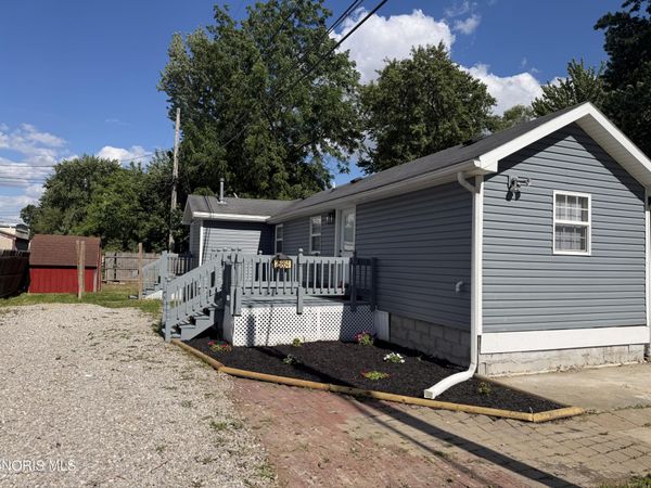 25864 Broad Street , Perrysburg, OH 43551