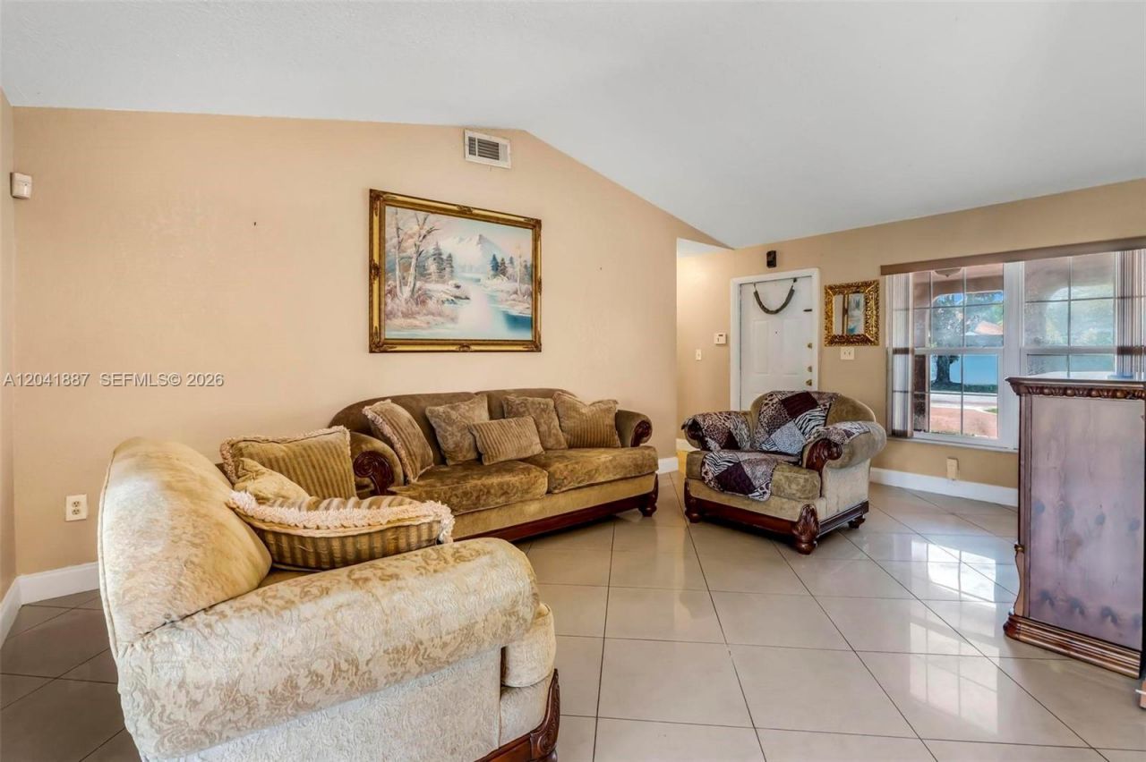 19240 NW 60th Ct, Hialeah, FL 33015 Photo