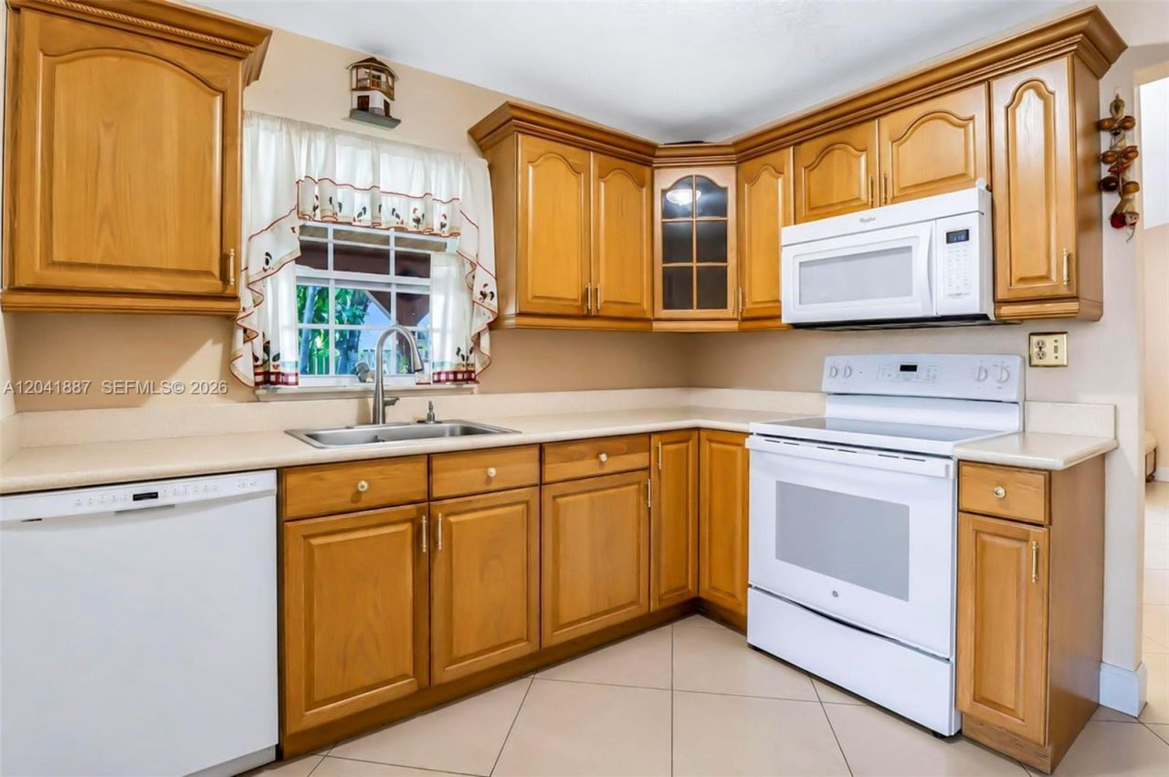 19240 NW 60th Ct, Hialeah, FL 33015 Photo