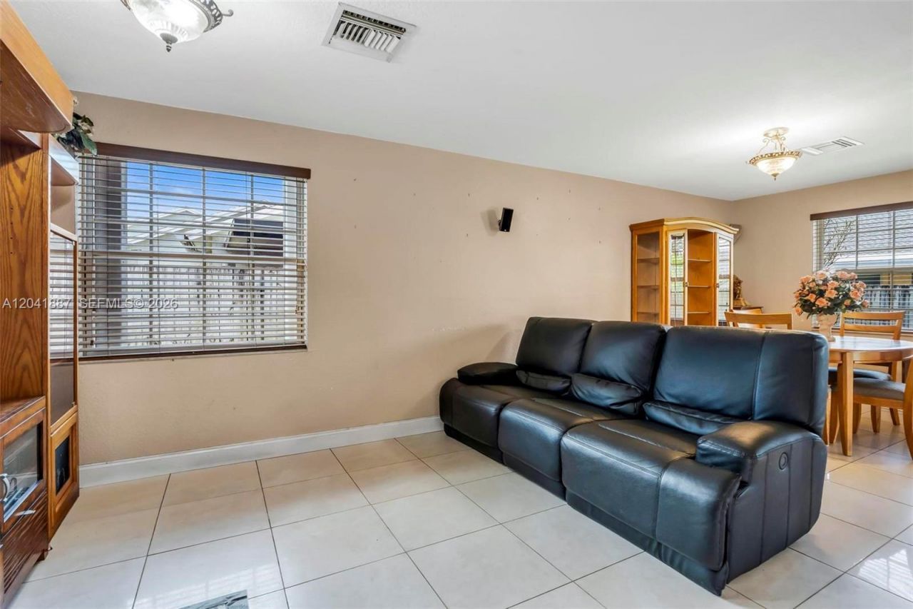 19240 NW 60th Ct, Hialeah, FL 33015 Photo