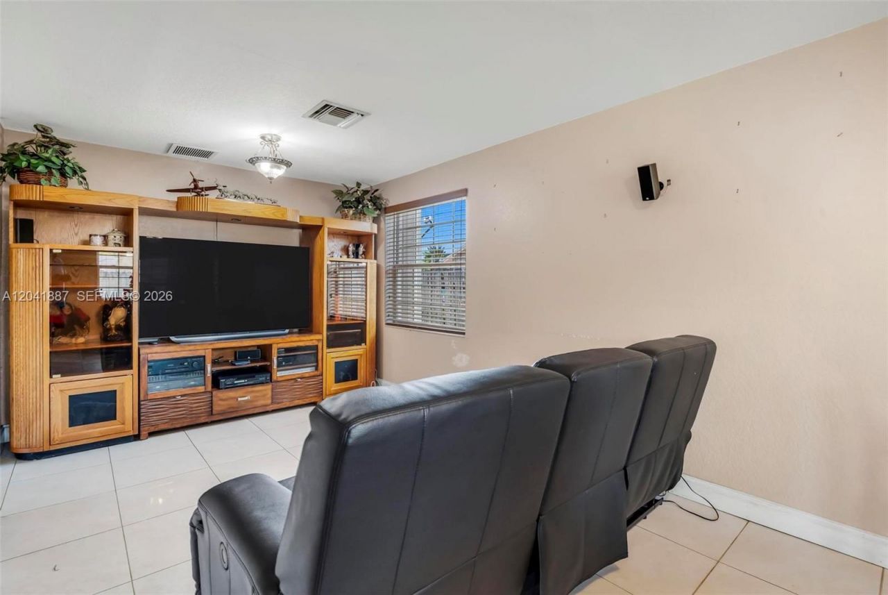 19240 NW 60th Ct, Hialeah, FL 33015 Photo