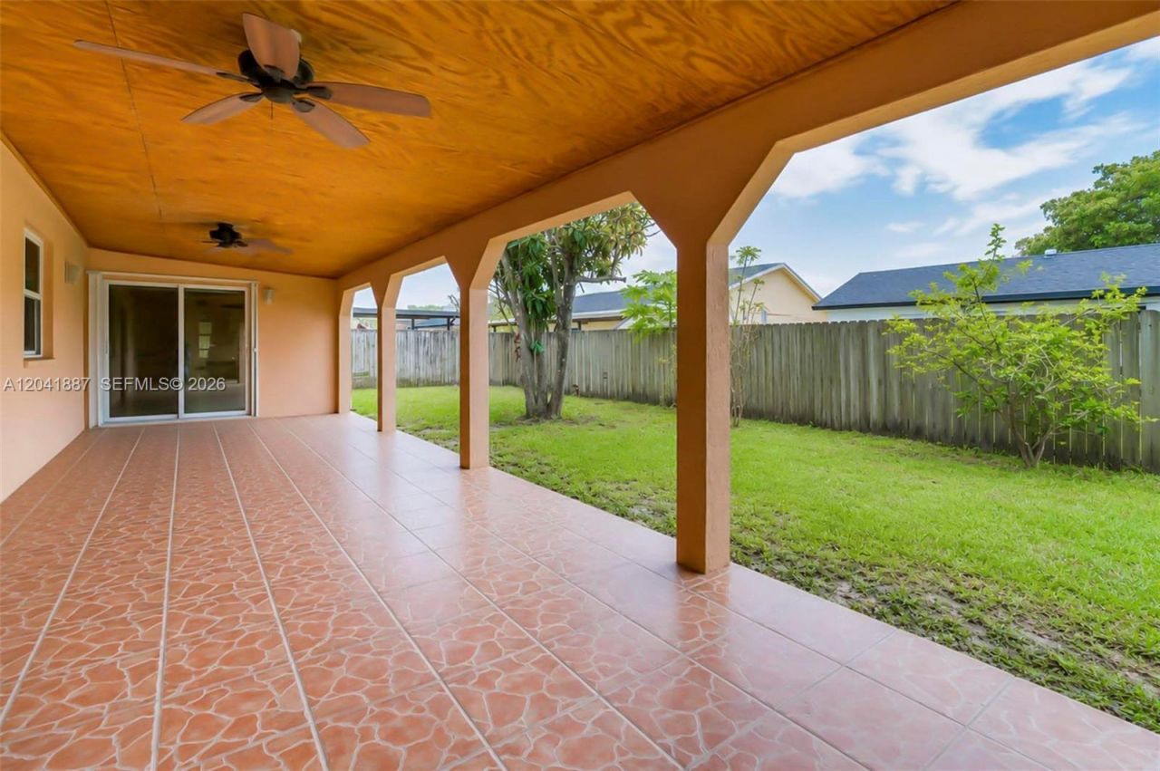 19240 NW 60th Ct, Hialeah, FL 33015 Photo