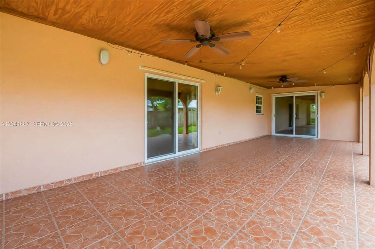 19240 NW 60th Ct, Hialeah, FL 33015 Photo