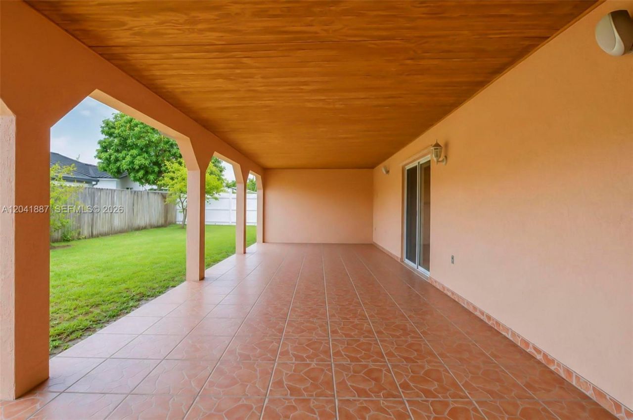 19240 NW 60th Ct, Hialeah, FL 33015 Photo