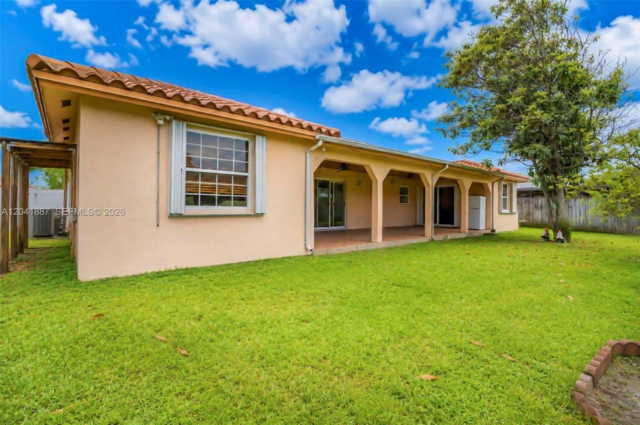 19240 NW 60th Ct, Hialeah, FL 33015 Photo