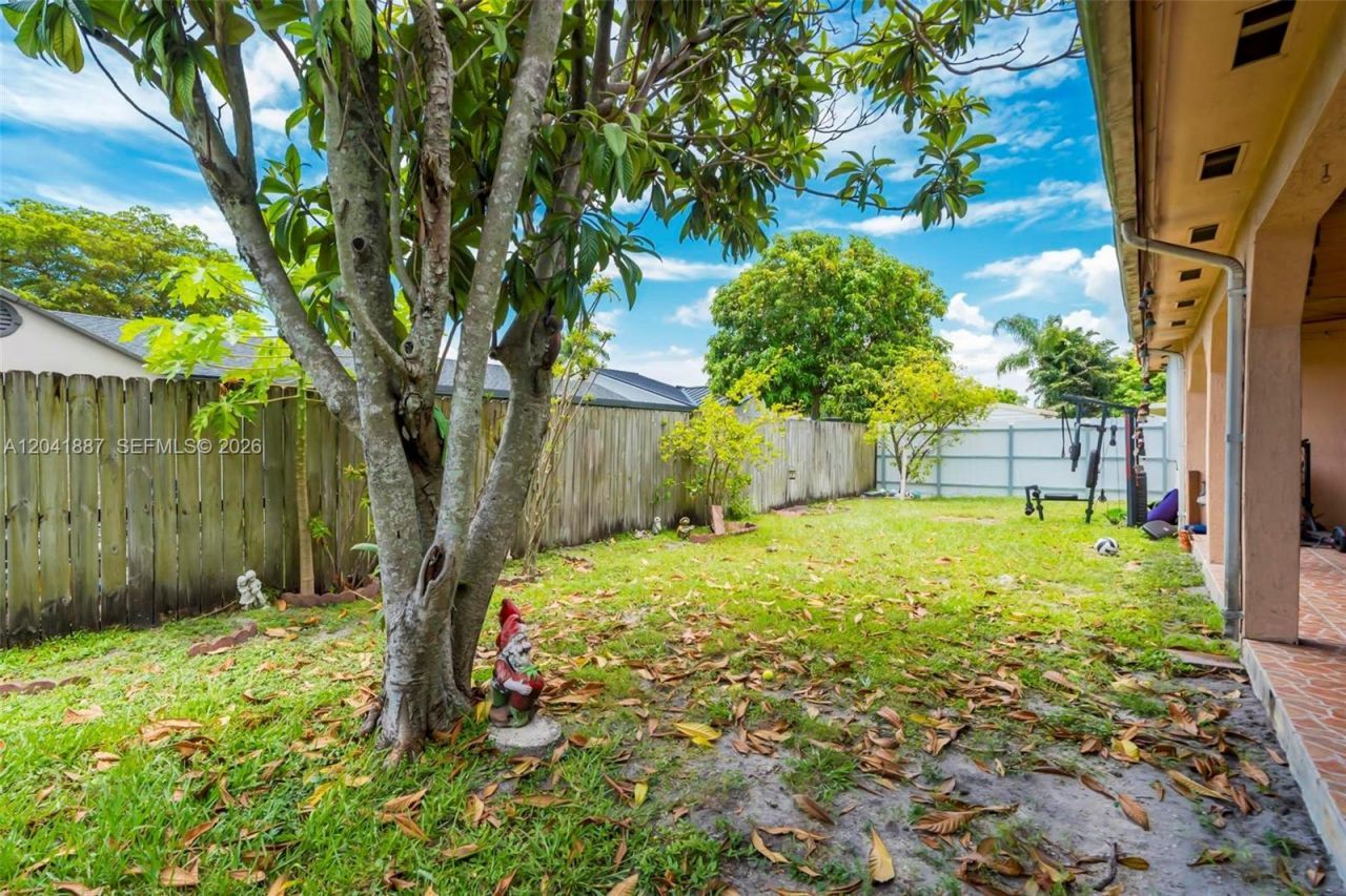 19240 NW 60th Ct, Hialeah, FL 33015 Photo