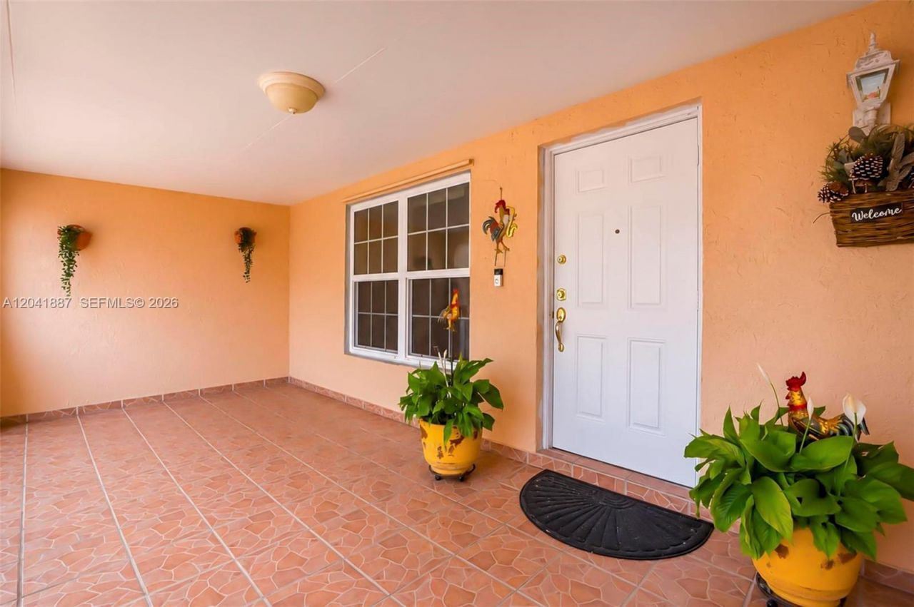 19240 NW 60th Ct, Hialeah, FL 33015 Photo