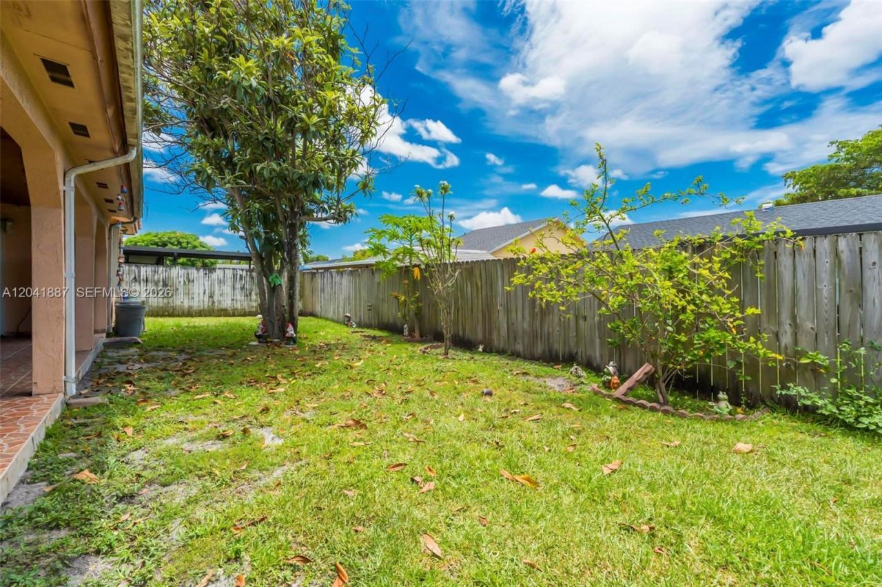 19240 NW 60th Ct, Hialeah, FL 33015 Photo