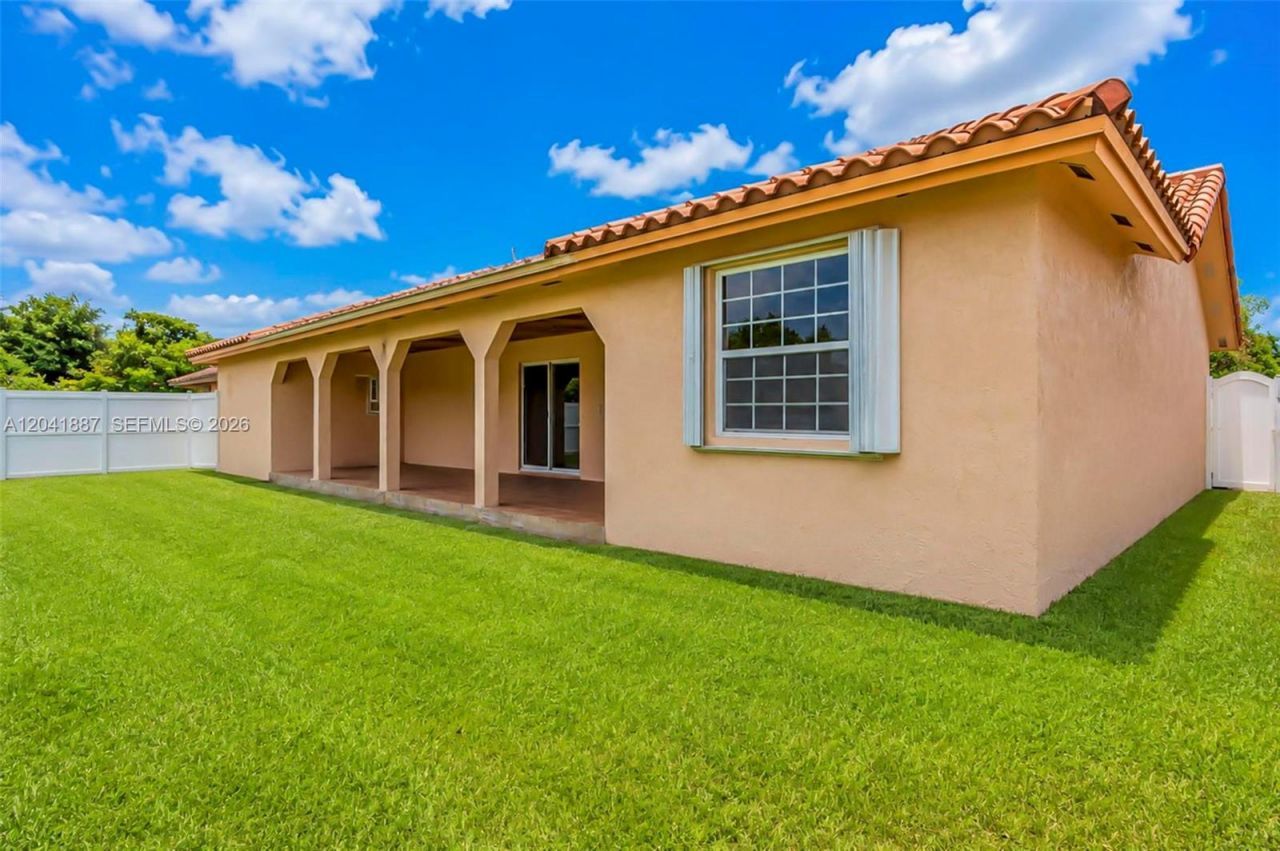 19240 NW 60th Ct, Hialeah, FL 33015 Photo