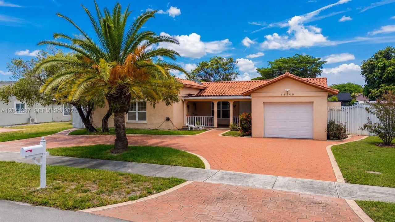 19240 NW 60th Ct, Hialeah, FL 33015 Photo