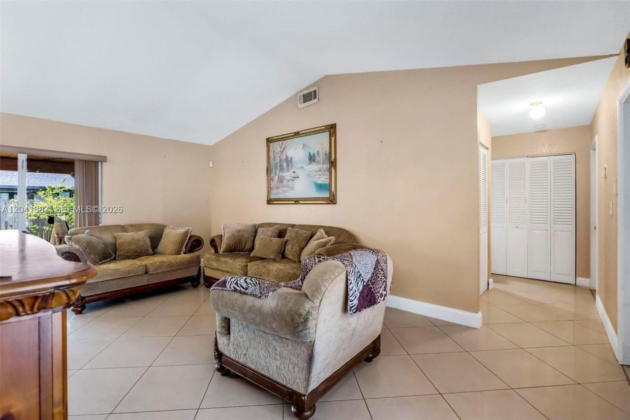 19240 NW 60th Ct, Hialeah, FL 33015 Photo