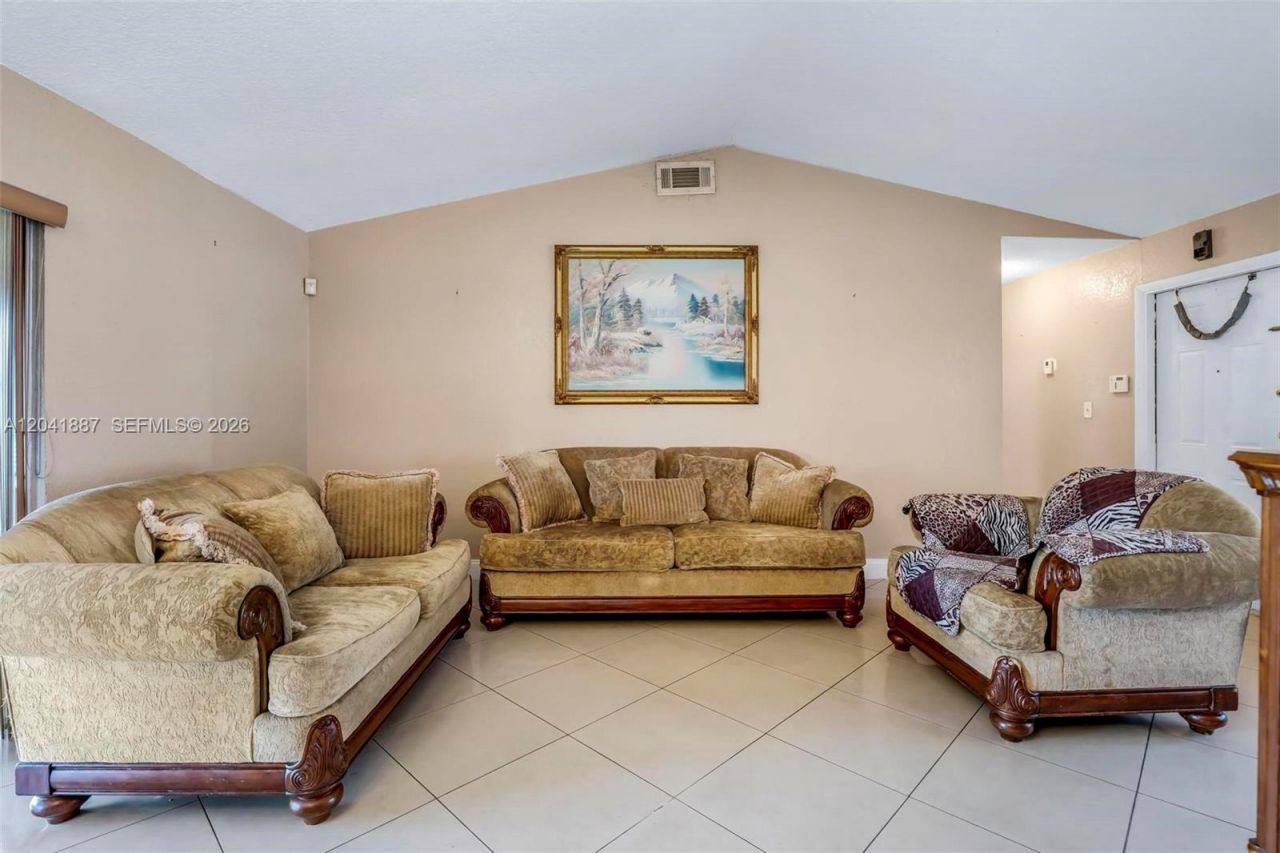 19240 NW 60th Ct, Hialeah, FL 33015 Photo