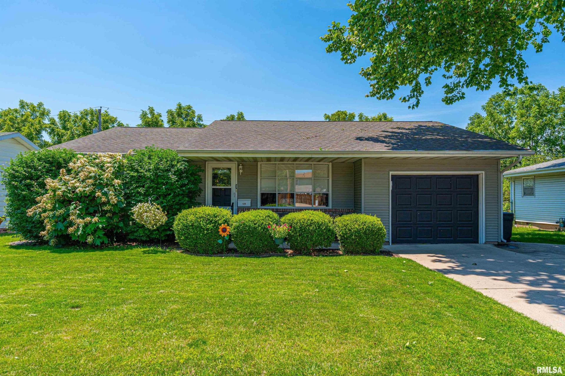 120 Northville Drive, Lincoln, IL 62656 Main Photo