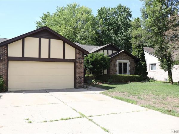 2800 Ranieri Drive, Troy, MI 48085