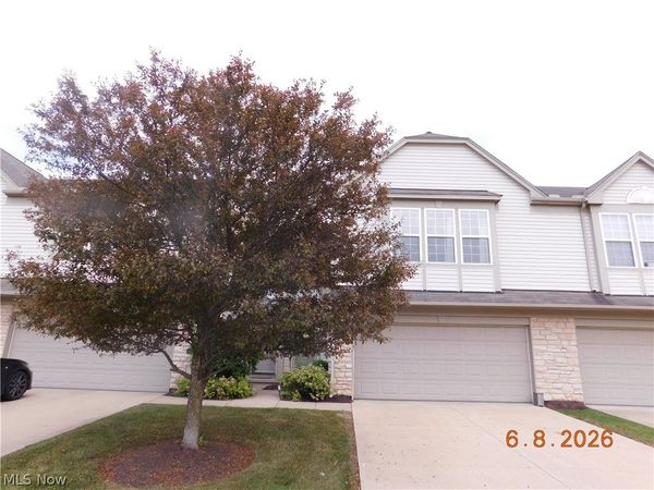 29026 Pembrooke Boulevard , Olmsted Falls, OH 44138