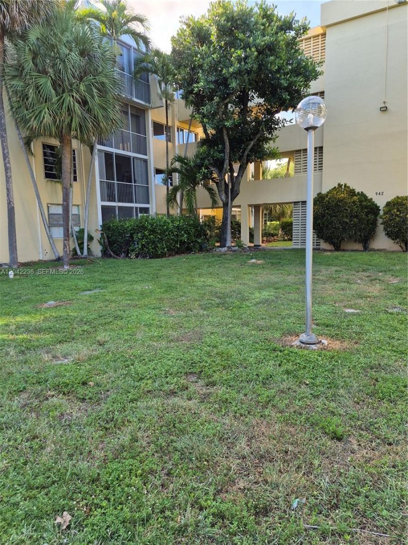 942 NE 199th St , Unit 4G, Miami, FL 33179 Photo