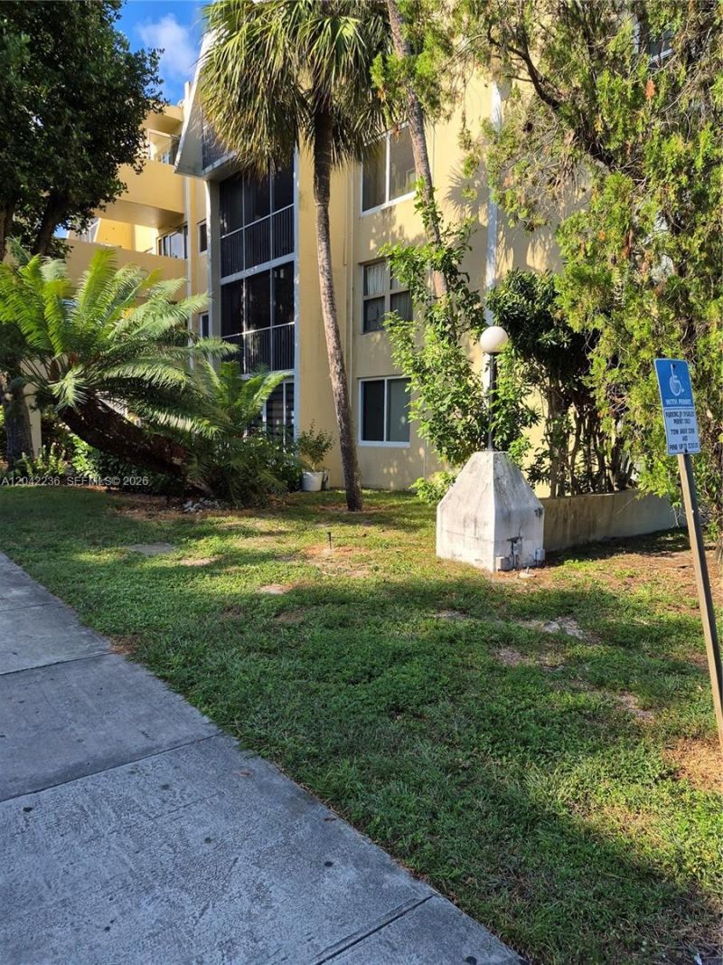 942 NE 199th St , Unit 4G, Miami, FL 33179 Photo