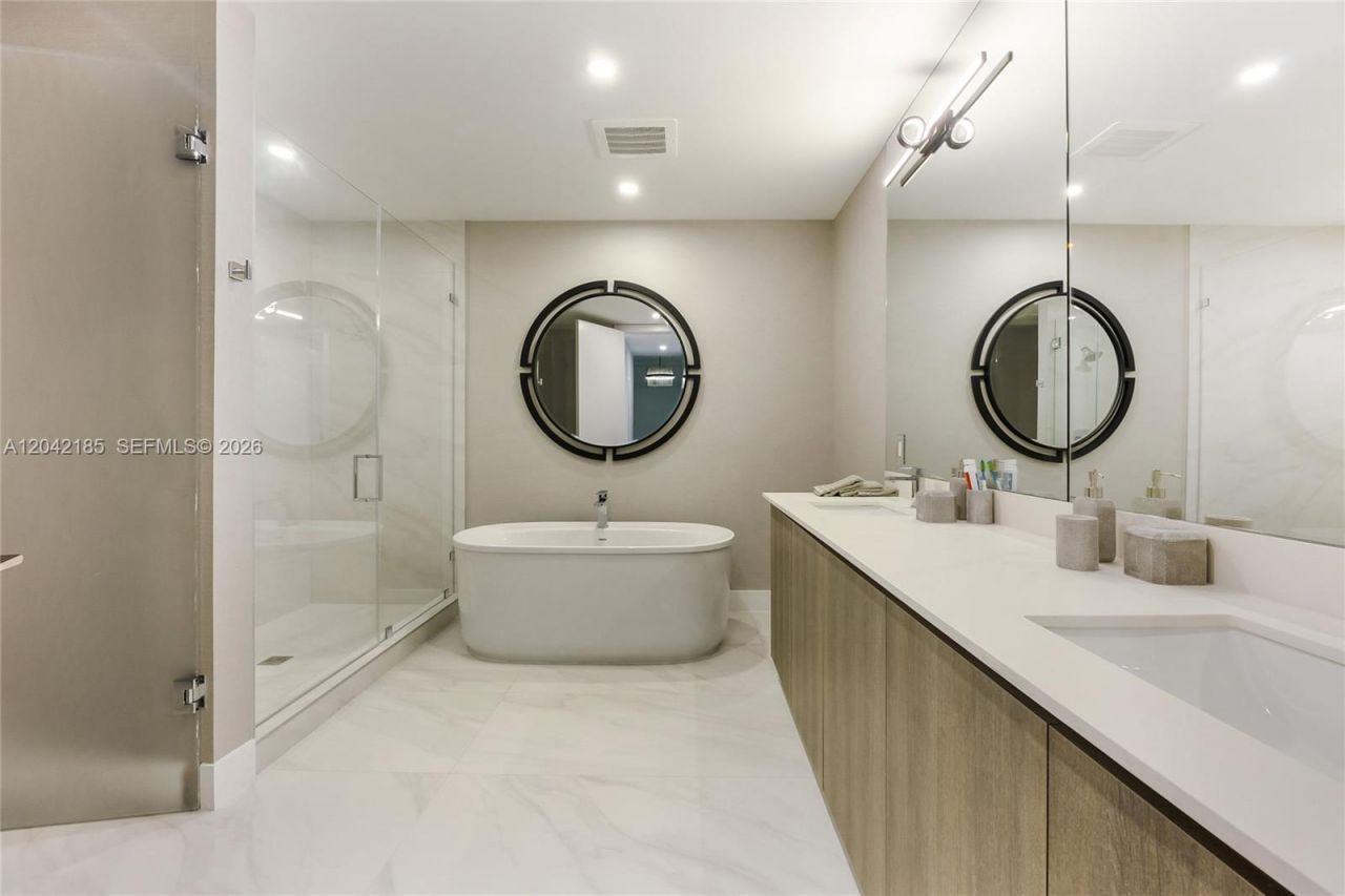 17550 Collins Ave , Unit 702, Sunny Isles Beach, FL 33160 Photo
