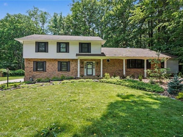 379 Nob Hill Drive, Akron, OH 44303