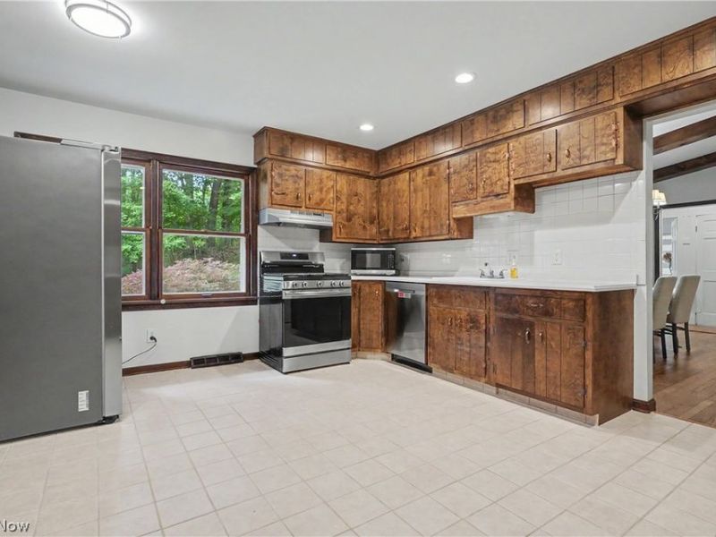 379 Nob Hill Drive, Akron, OH 44303 Photo 13