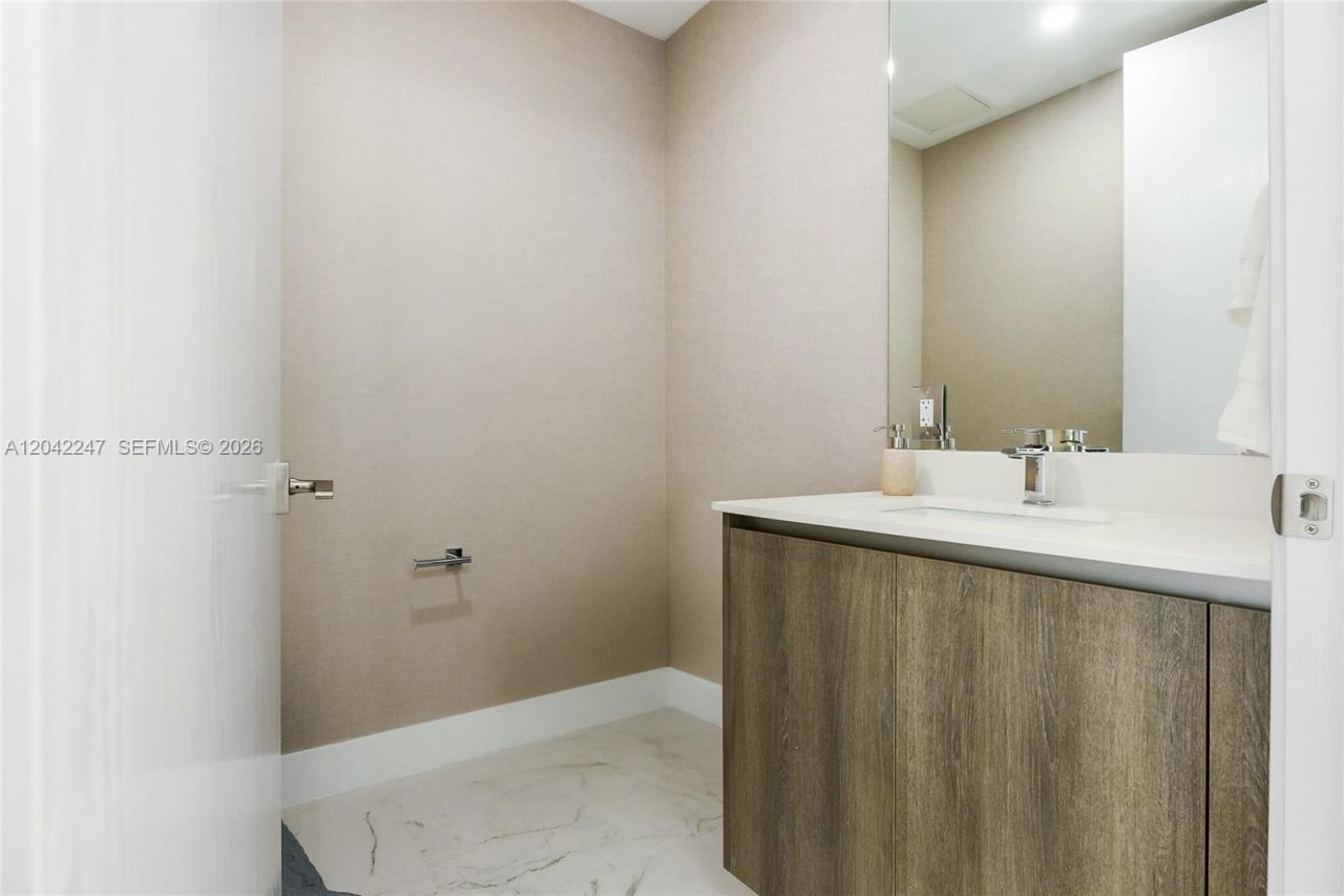 17550 Collins Ave , Unit 702, Sunny Isles Beach, FL 33160 Photo