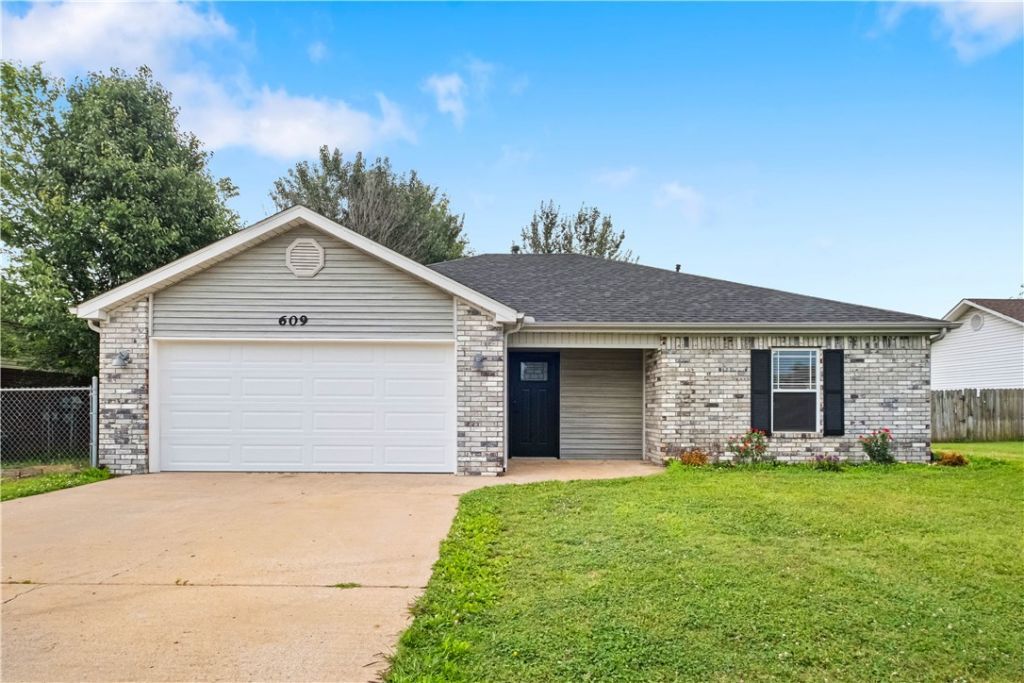 609 Birmingham St Sw, Gravette, AR 72736 Main Photo