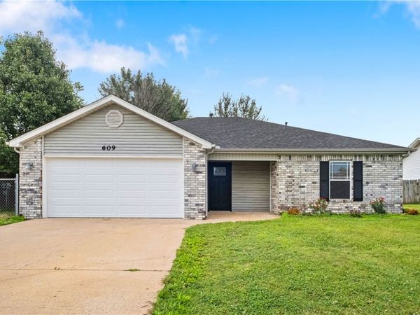 609 Birmingham St SW , Gravette, AR 72736