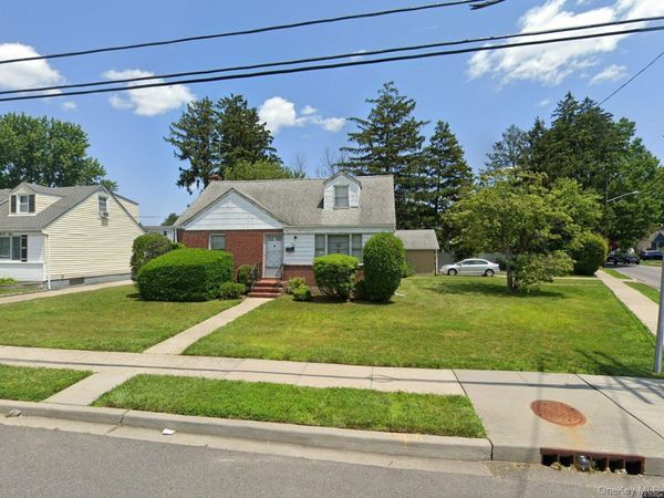 201 Manor Parkway , Uniondale, NY 11553