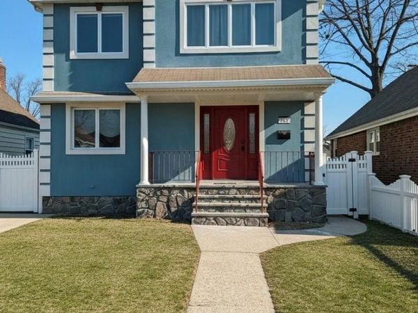 267 Seidman Place , Franklin Square, NY 11010