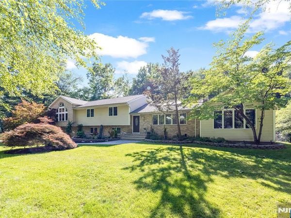 61 Brookview Drive, WOODCLIFF LAKE, NJ 07677