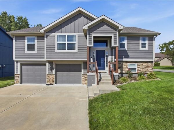 1300 Regency Drive, Kearney, MO 64060