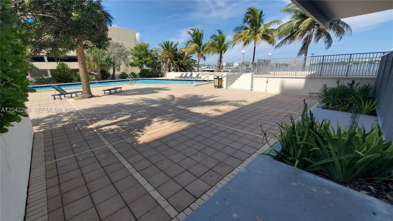7545 E Treasure Dr, Unit 9H, North Bay Village, FL 33141 Photo