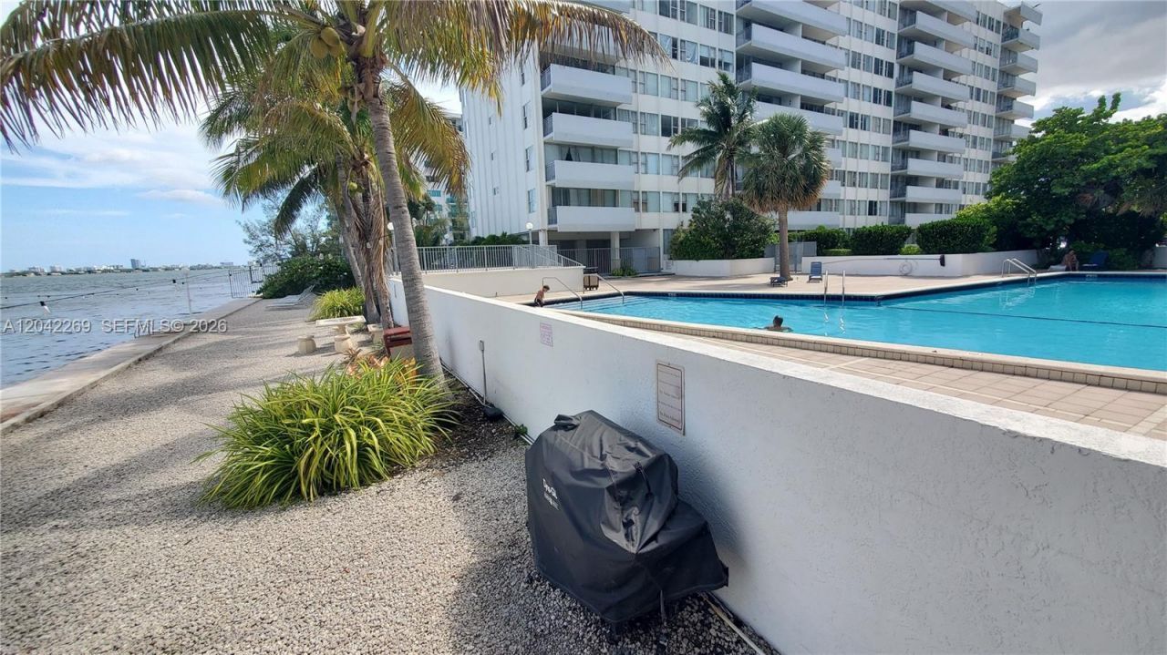 7545 E Treasure Dr, Unit 9H, North Bay Village, FL 33141 Photo