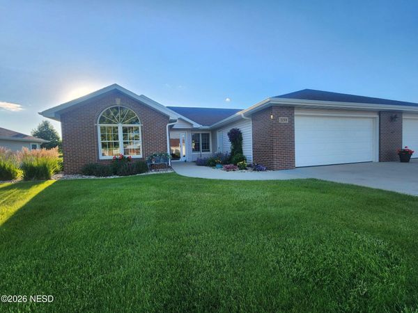 2033 PALISADES LANE, Watertown, SD 57201