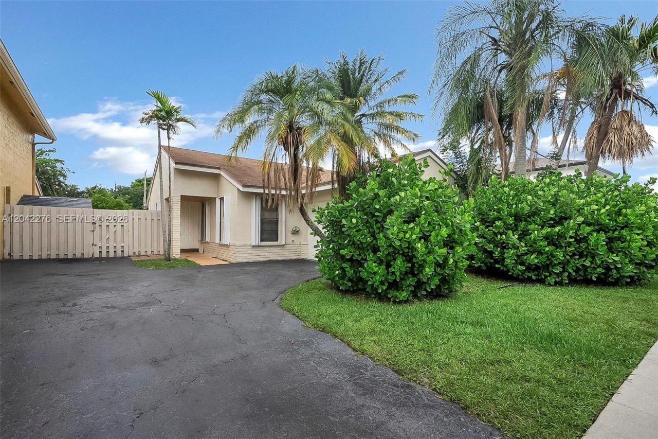681 Thornridge Ave, Davie, FL 33325 Photo