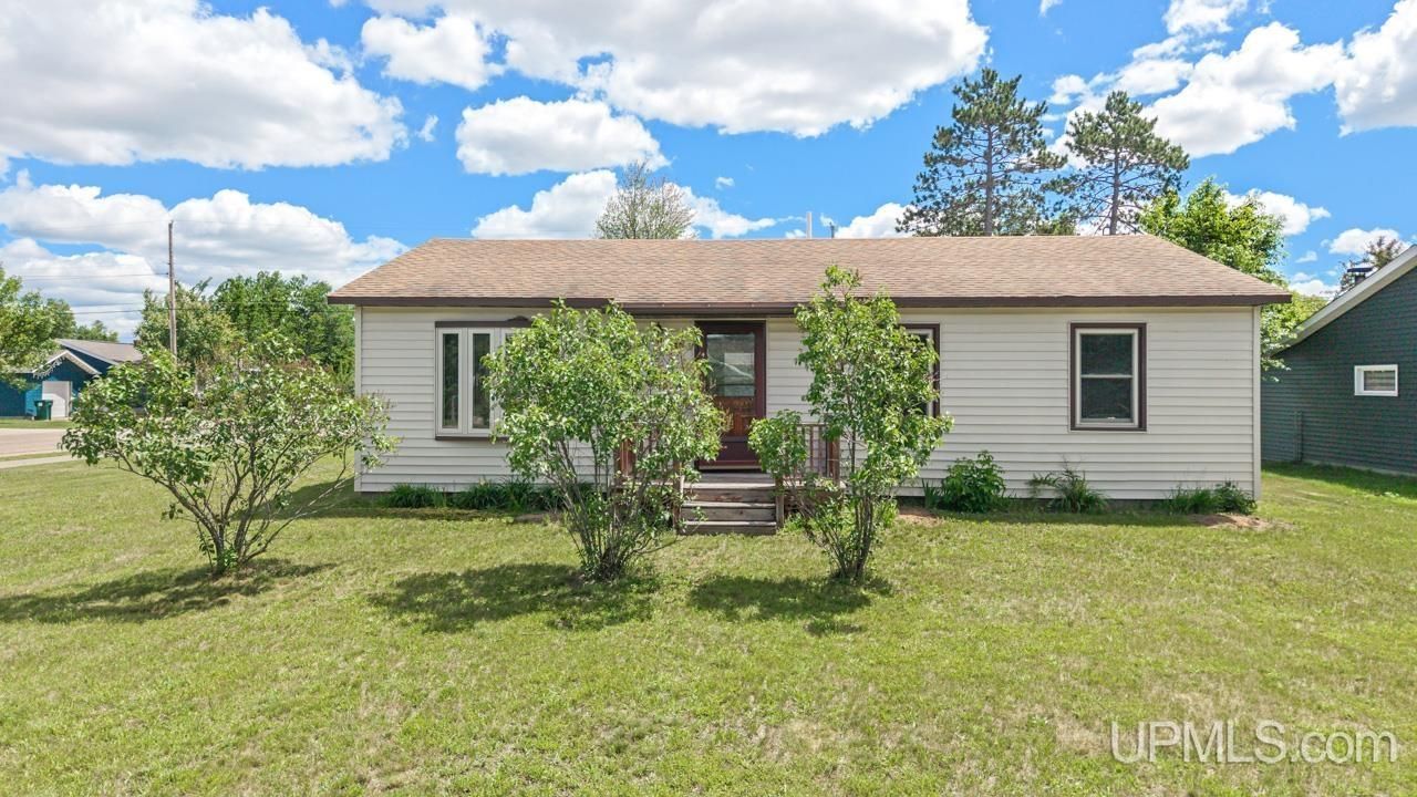 830 Mullen Street, Breitung Twp, MI 49876 Main Photo