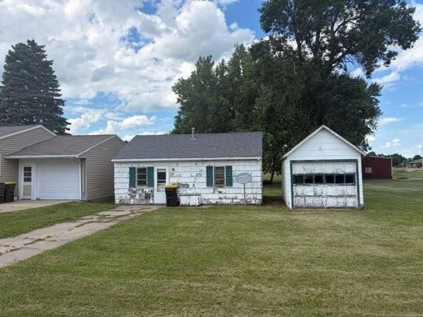 522 E 2nd Street N, Truman, MN 56088