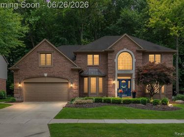 2176 Oakwood Drive, Troy, MI 48085