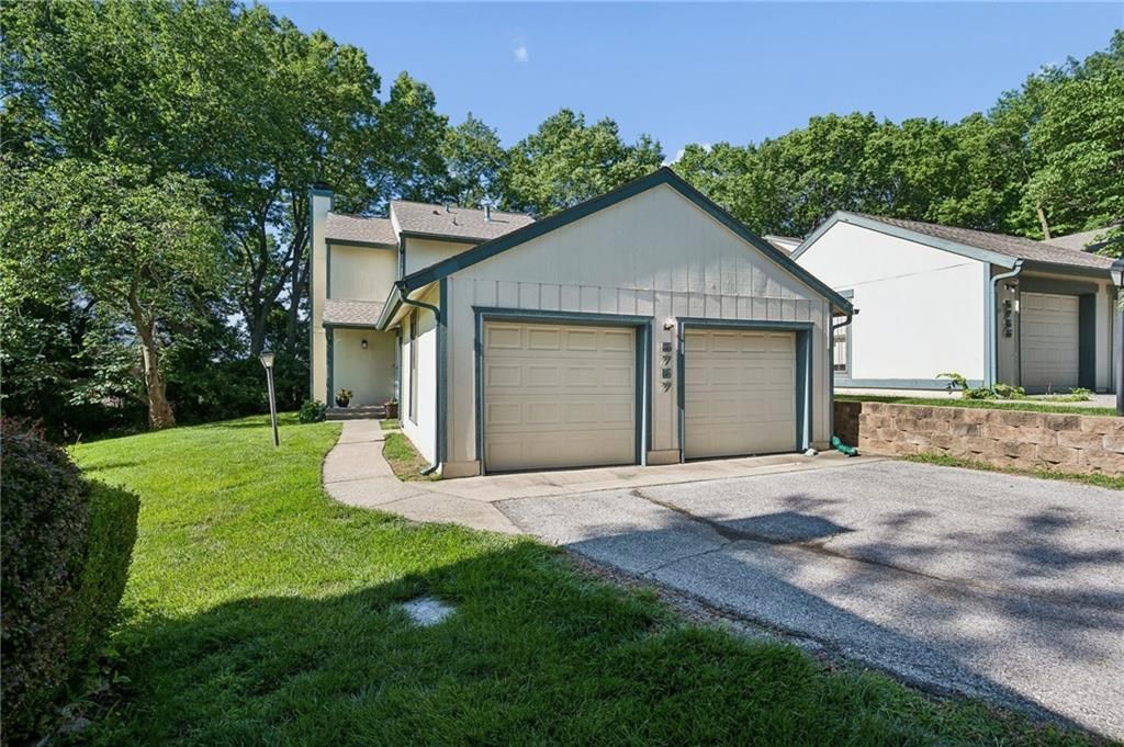 5757 N Anita Avenue, Kansas City, MO 64151 Main Photo