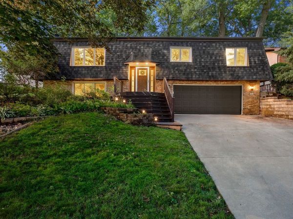 2023 Sandalwood Drive NE, Cedar Rapids, IA 52402