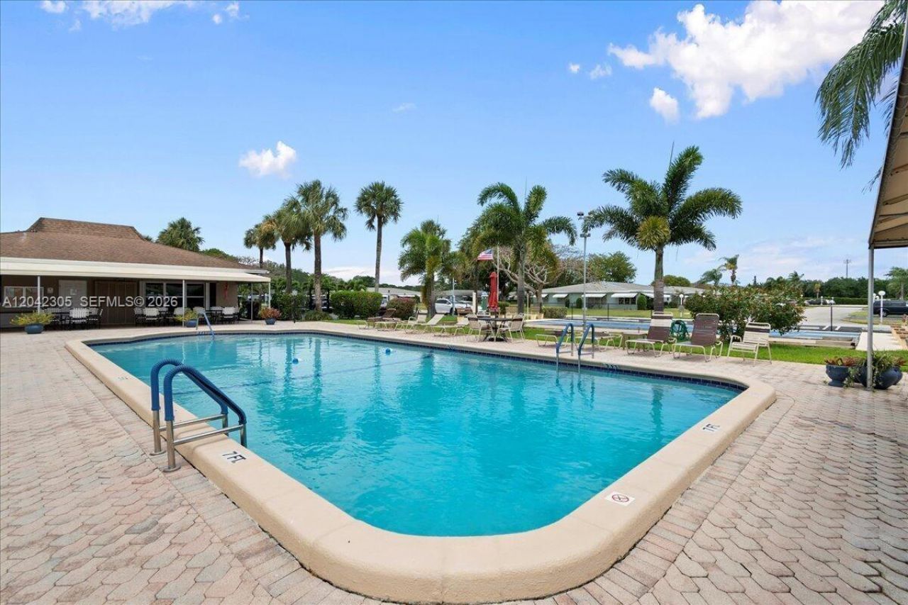 560 High Point Dr, Unit D, Delray Beach, FL 33445 Photo
