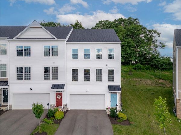 107 Sweetwater Dr, Coraopolis, PA 15108