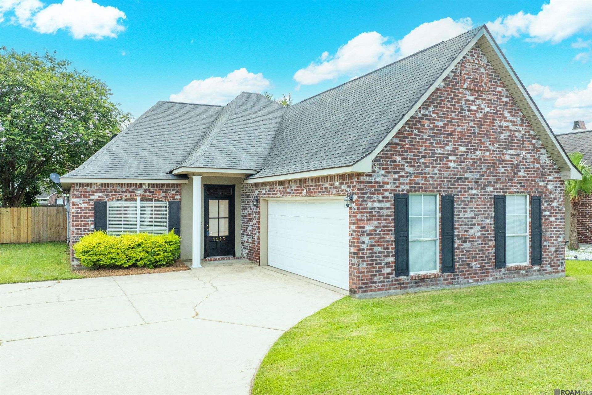 1923 Hunters Way Dr, Baton Rouge, LA 70816 Main Photo