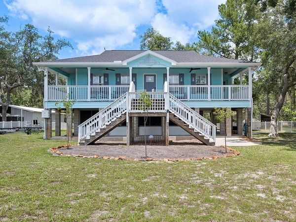 8213 Riverview Rd, Fanning Springs, FL 32693