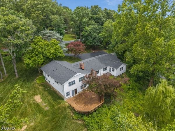 7 Sky View Garden Rd, Clinton, NJ 08833