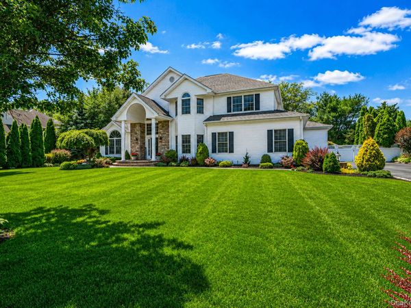 10 Park View Lane, Lake Grove, NY 11755
