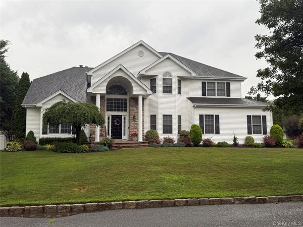 10 Park View Lane, Lake Grove, NY 11755