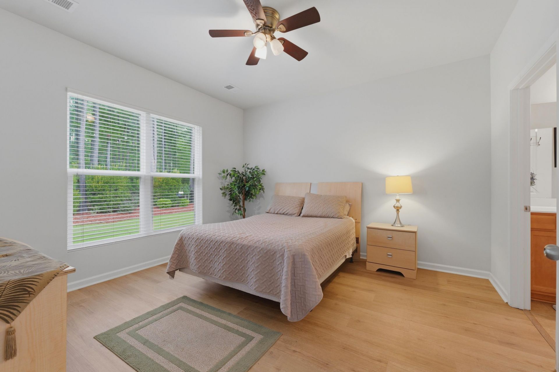 531 Eastern Isle Avenue Photo 4