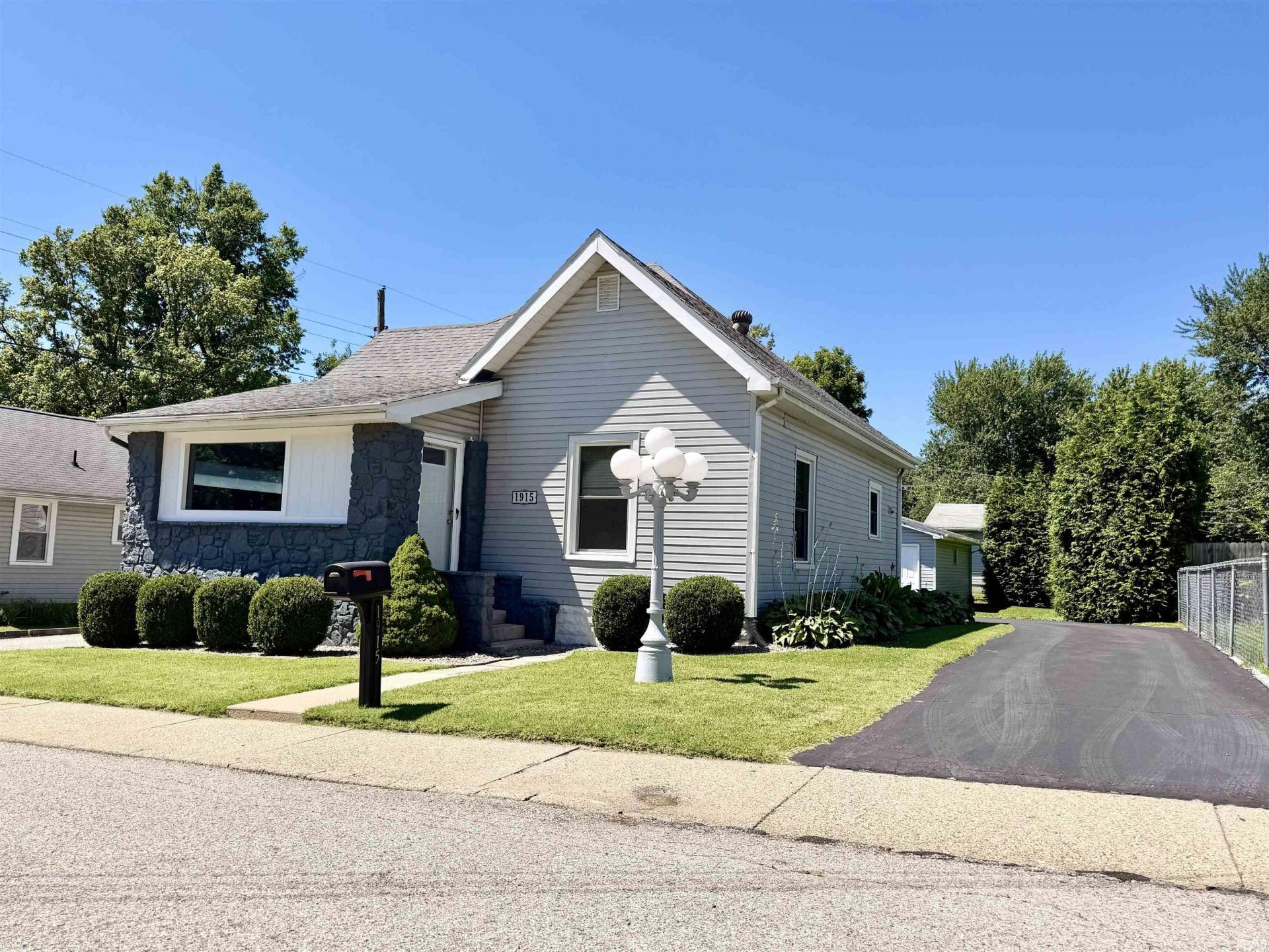 1915 7th Street, Bedford, IN 47421 Main Photo