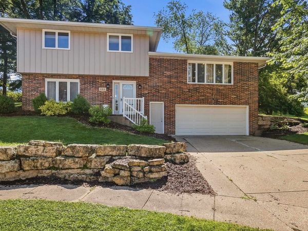 895 Berkley Place, Dubuque, IA 52001